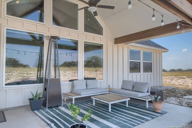 232 Scenic Hills Dr, La Vernia, TX 78121