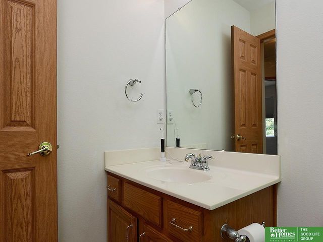 15804 Cottonwood Avenue, Omaha, NE 68136