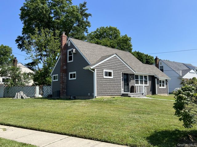 7 Mindy Lane, Westbury, NY 11590