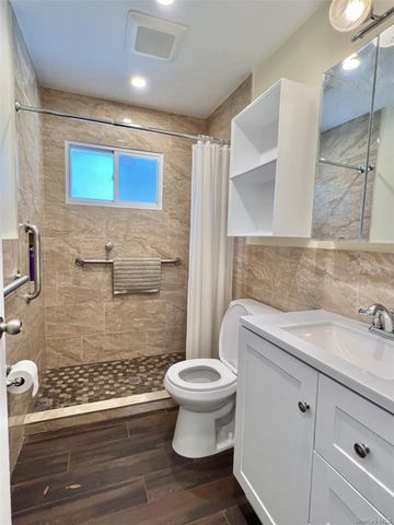 7 Mindy Lane, Westbury, NY 11590