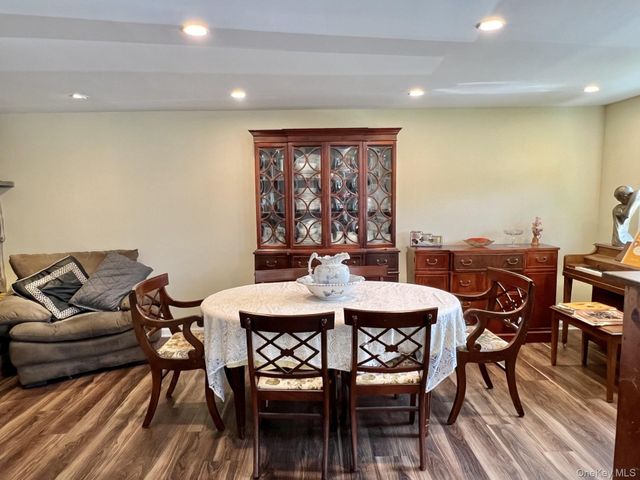 7 Mindy Lane, Westbury, NY 11590