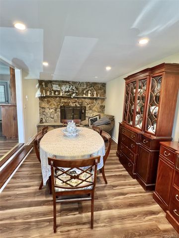 7 Mindy Lane, Westbury, NY 11590