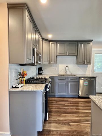 7 Mindy Lane, Westbury, NY 11590