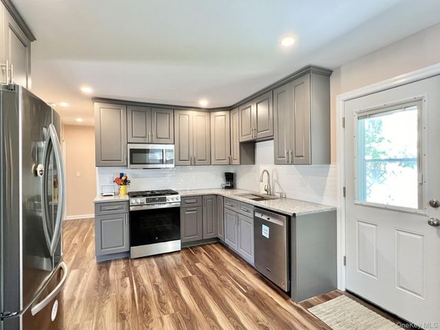 7 Mindy Lane, Westbury, NY 11590