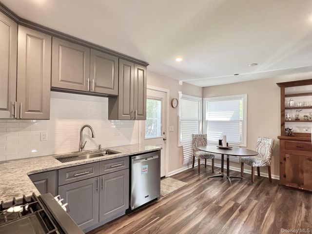 7 Mindy Lane, Westbury, NY 11590