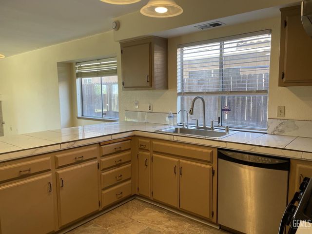 6213 Quaking Aspen Street, Bakersfield, CA 93313
