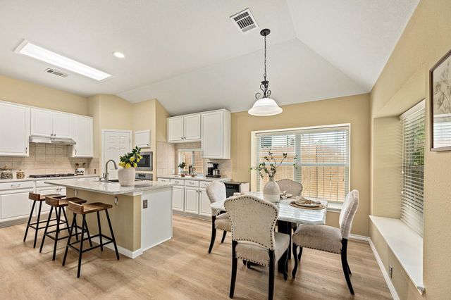 1870 Paradise Ridge DR, Round Rock, TX 78665