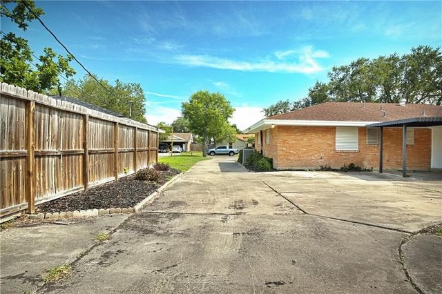 1109 Adeline St, Sinton, TX 78387