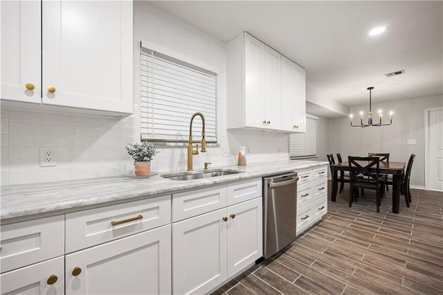 1109 Adeline St, Sinton, TX 78387