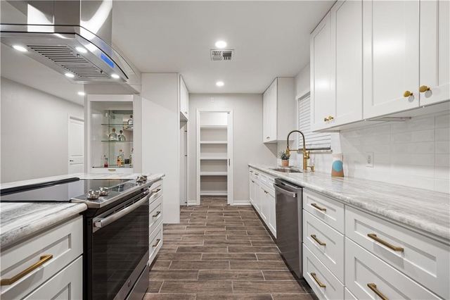 1109 Adeline St, Sinton, TX 78387