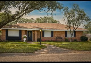 1109 Adeline St, Sinton, TX 78387
