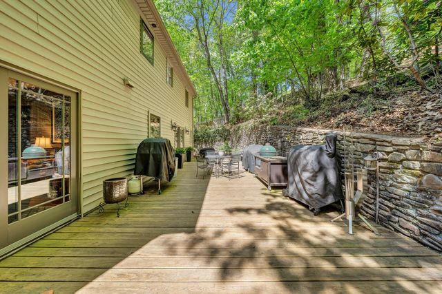 301 Coventry LN, Roanoke, VA 24014
