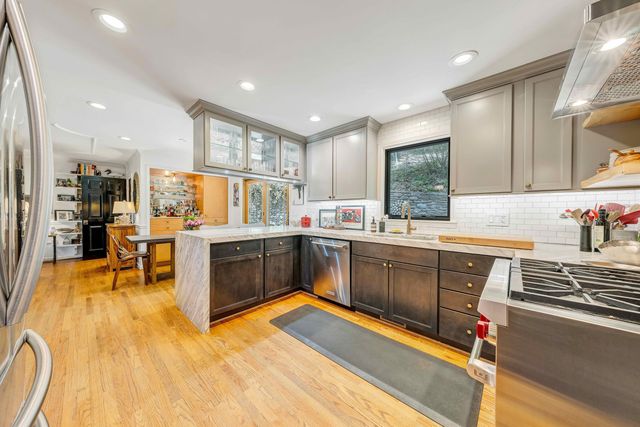 301 Coventry LN, Roanoke, VA 24014