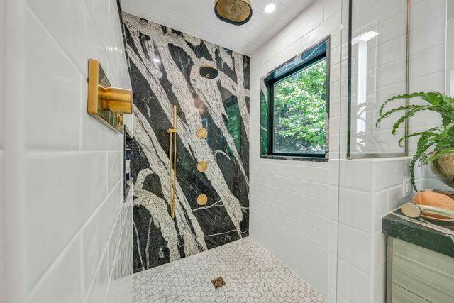 301 Coventry LN, Roanoke, VA 24014