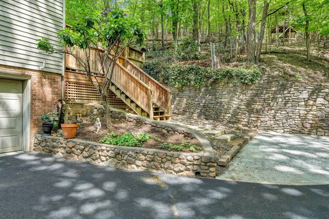 301 Coventry LN, Roanoke, VA 24014