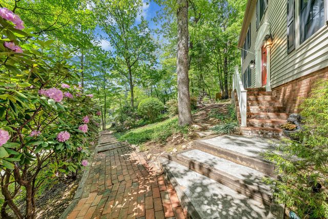 301 Coventry LN, Roanoke, VA 24014