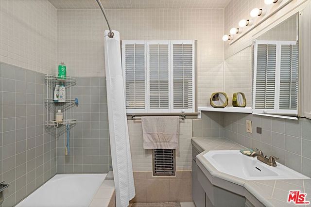 13522 Delano Street, Van Nuys, CA 91401