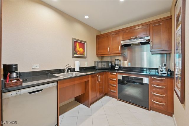 135 East Harmon Avenue 10714, Las Vegas, NV 89109