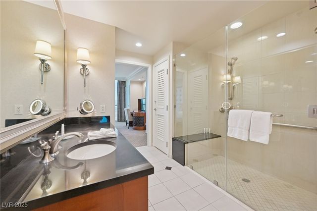 135 East Harmon Avenue 10714, Las Vegas, NV 89109