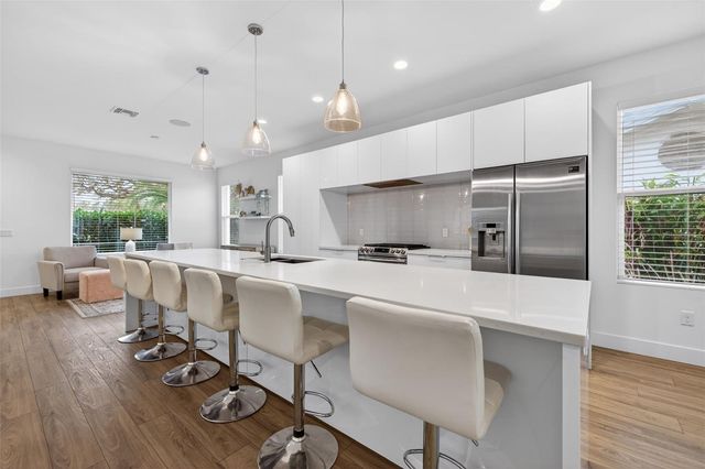 6163 2ND AVENUE S, St Petersburg, FL 33707