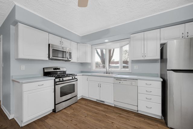 9604 Hawthorne Drive, Munster, IN 46321