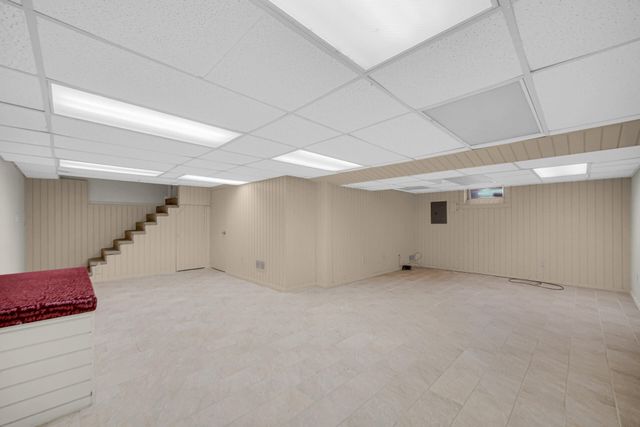 9604 Hawthorne Drive, Munster, IN 46321