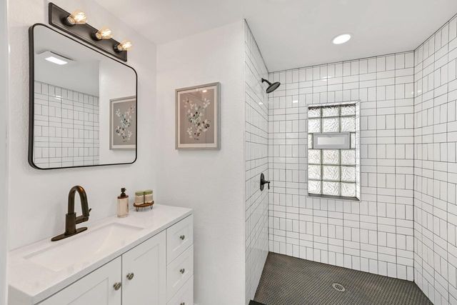 5686 N River Forest DRIVE, Glendale, WI 53209