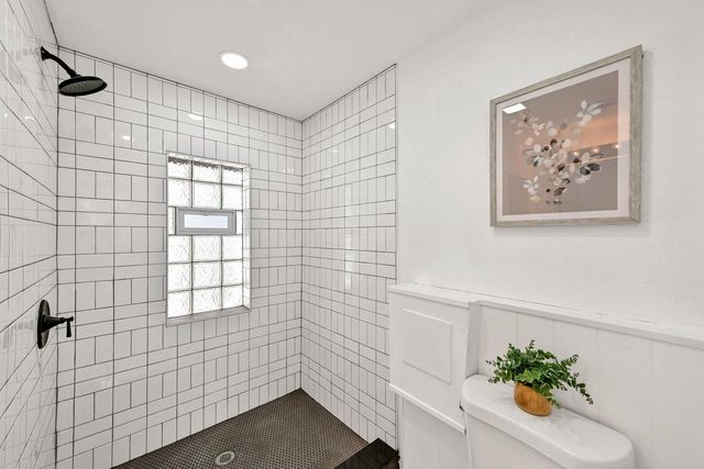 5686 N River Forest DRIVE, Glendale, WI 53209