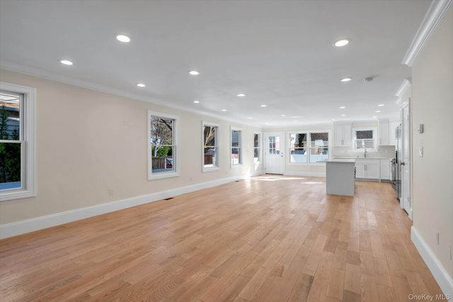68 Edgewood B, Port Washington, NY 11050