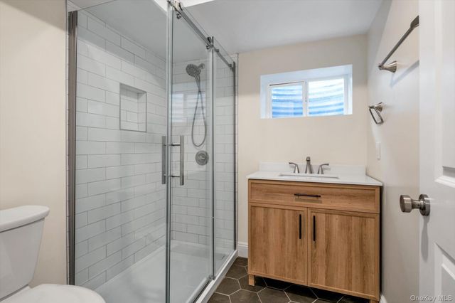 68 Edgewood B, Port Washington, NY 11050
