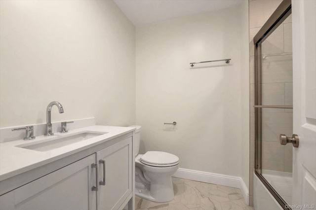68 Edgewood B, Port Washington, NY 11050