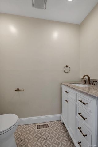 68 Edgewood B, Port Washington, NY 11050