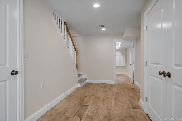 68 Edgewood B, Port Washington, NY 11050