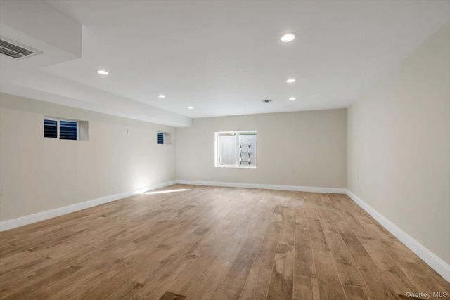68 Edgewood B, Port Washington, NY 11050