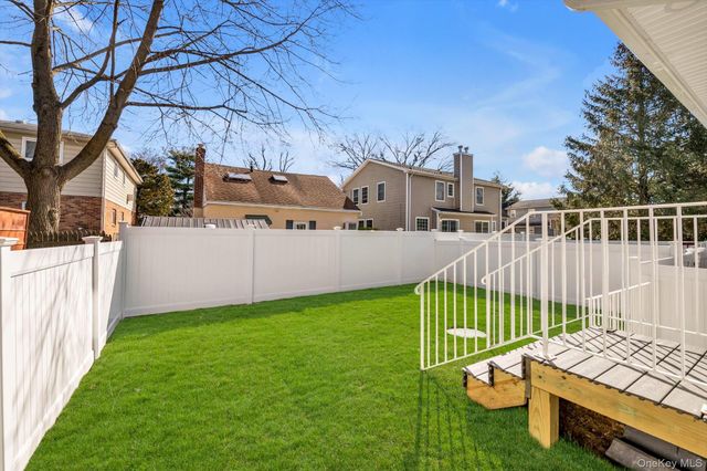 68 Edgewood B, Port Washington, NY 11050