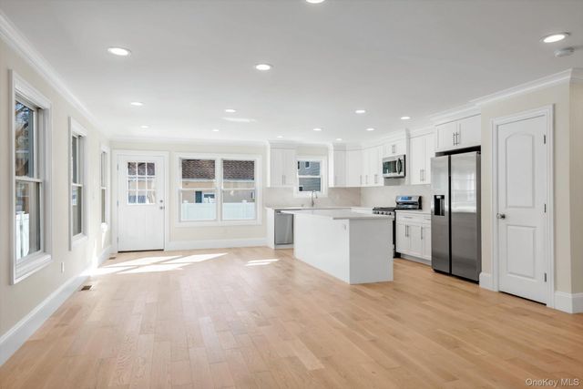 68 Edgewood B, Port Washington, NY 11050