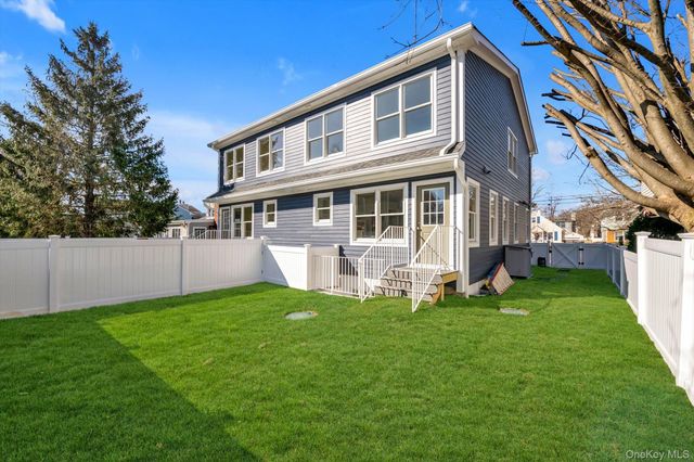 68 Edgewood B, Port Washington, NY 11050