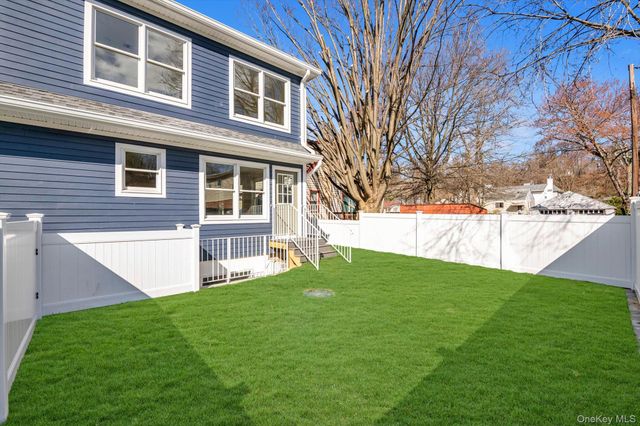 68 Edgewood B, Port Washington, NY 11050
