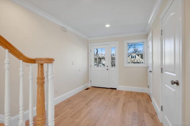 68 Edgewood B, Port Washington, NY 11050