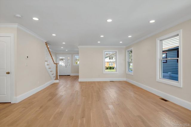 68 Edgewood B, Port Washington, NY 11050