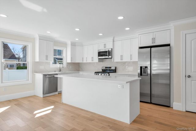 68 Edgewood B, Port Washington, NY 11050