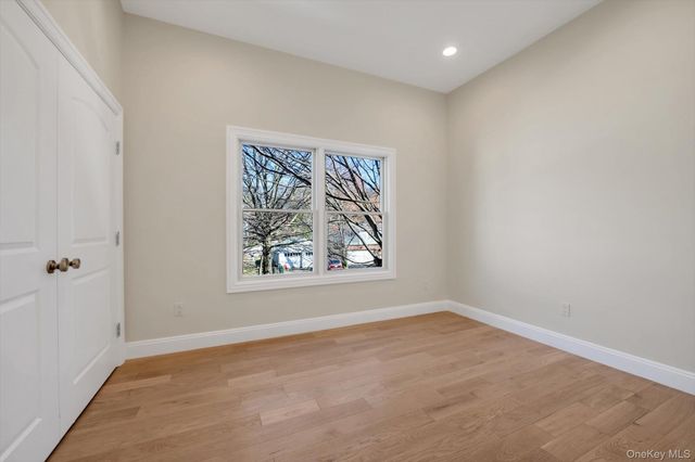 68 Edgewood B, Port Washington, NY 11050
