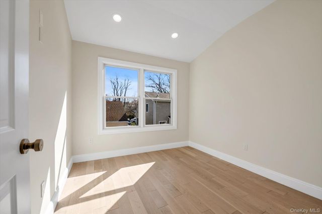 68 Edgewood B, Port Washington, NY 11050
