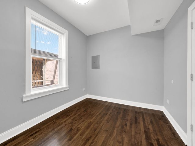 5242 S Damen Avenue, Chicago, IL 60609