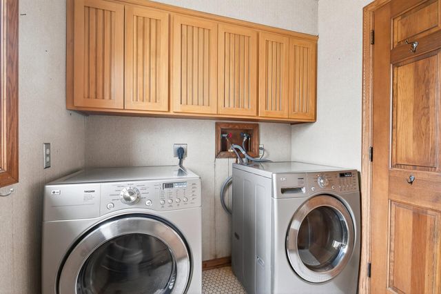 22521 Ironwood Road, Lakeville, MN 55044