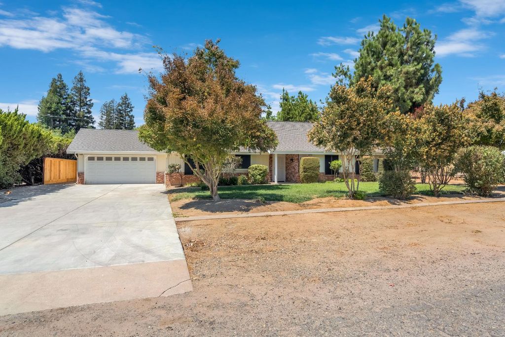 Image 1 of property listing at 10784 Sierra View Street, Madera, CA 93636