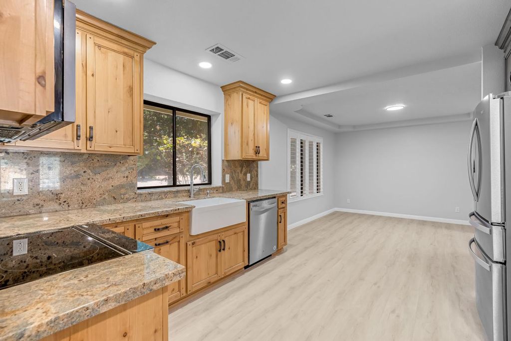 Image 12 of property listing at 10784 Sierra View Street, Madera, CA 93636