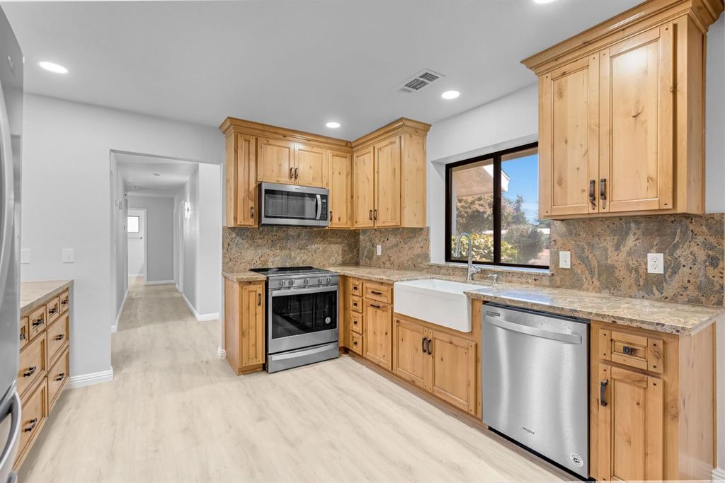 Image 13 of property listing at 10784 Sierra View Street, Madera, CA 93636
