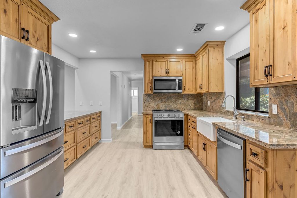 Image 14 of property listing at 10784 Sierra View Street, Madera, CA 93636