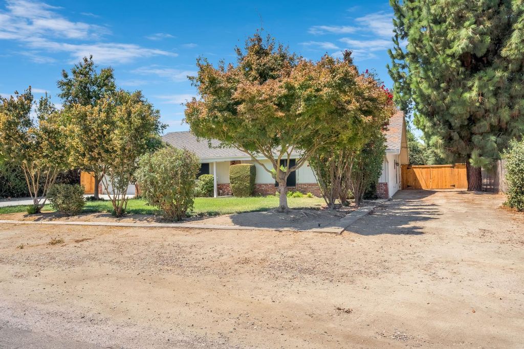 Image 3 of property listing at 10784 Sierra View Street, Madera, CA 93636